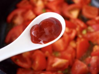 6、茄汁酸汤鸡蛋面,加入番茄酱增加口感。