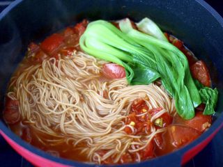 12、茄汁酸汤鸡蛋面,挂面煮熟后，放入洋葱烫熟即可关火。