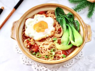 13、茄汁酸汤鸡蛋面,做好的面条盛到碗里，铺上煎好的鸡蛋就可以大快朵颐了。