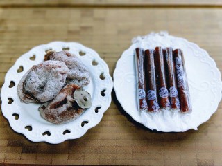 1、#柿子饼的特殊吃法#柿子饼包核桃-三种口味,准备的柿子饼和果丹皮。