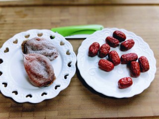 2、#柿子饼的特殊吃法#柿子饼包核桃-三种口味,柿子饼和红枣。