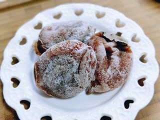 4、#柿子饼的特殊吃法#柿子饼包核桃-三种口味,柿子饼要用这种形状的，自然挂霜的，更健康，饼状的不太好包裹哈！