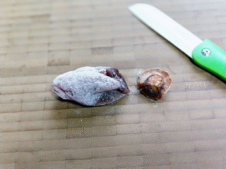 5、#柿子饼的特殊吃法#柿子饼包核桃-三种口味,首先将柿子饼的根切掉。