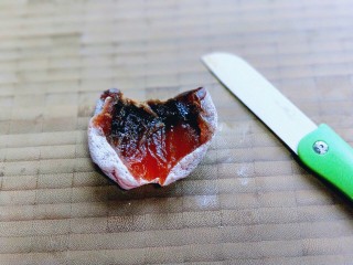 6、#柿子饼的特殊吃法#柿子饼包核桃-三种口味,再从柿子饼的中间切开，如图。不要切断开。