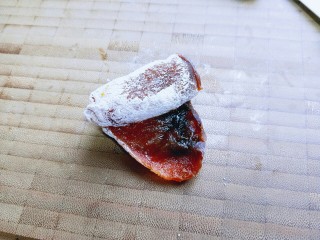 8、#柿子饼的特殊吃法#柿子饼包核桃-三种口味,卷起来即可。注意卷的紧一点哈！