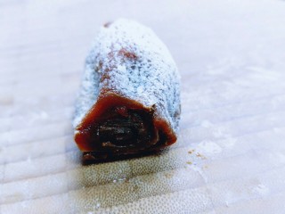 9、#柿子饼的特殊吃法#柿子饼包核桃-三种口味,特别漂亮，这时候，可以咬着直接吃。（如果家里来客人，我们最好把它切开，切成片，那么请注意，切片的方法，卷好的柿子饼，装入保鲜袋中，放入冰箱冷冻，冷冻的时间自己掌握，有点硬度比较好切。）