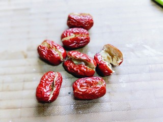 10、#柿子饼的特殊吃法#柿子饼包核桃-三种口味,红枣，去核。