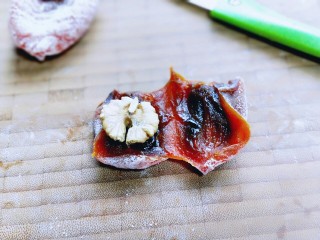 12、#柿子饼的特殊吃法#柿子饼包核桃-三种口味,核桃口味的也一样啦！柿子饼去根，切开。