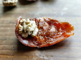 13、#柿子饼的特殊吃法#柿子饼包核桃-三种口味,放入一颗核桃，再卷起来。