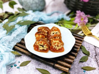 15、#柿子饼的特殊吃法#柿子饼包核桃-三种口味,柿子饼包核桃。