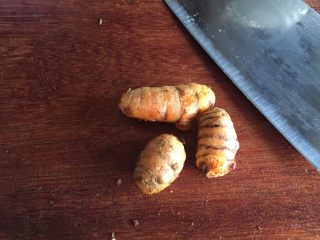 5、猴头菇黄姜土鸡汤,小黄姜,我用的是非常小的小黄姜,量不可以贪多,多了会盖过其它食材的味道;