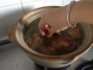 11、猴头菇黄姜土鸡汤,砂锅中,加入提前处理好并控干水分的猴头菇;