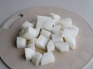 1、排骨白萝卜玉米煲汤,萝卜去皮洗净，切块；