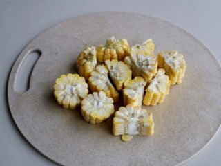 2、排骨白萝卜玉米煲汤,玉米洗净切块；