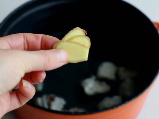 4、排骨白萝卜玉米煲汤,放入3片生姜片转文火继续煲；