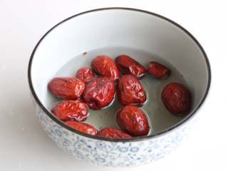 5、排骨白萝卜玉米煲汤,红枣提前泡发洗净；