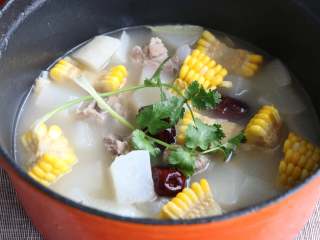 11、排骨白萝卜玉米煲汤,最后可以放些香菜