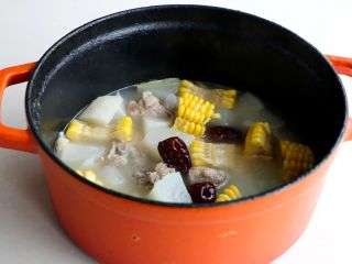 10、排骨白萝卜玉米煲汤,虽然只有几块排骨，但是这样吃太满足了；