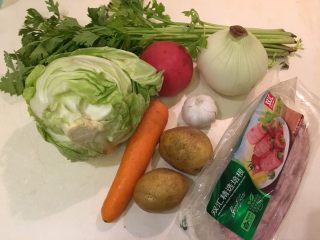 1、培根蔬菜汤,蔬菜+培根才香哦！