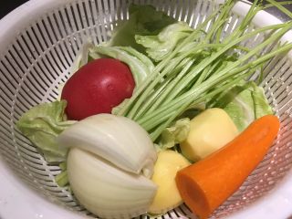 2、培根蔬菜汤,该去皮的去皮，该洗的洗！