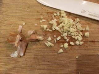 3、培根蔬菜汤,蒜头切末