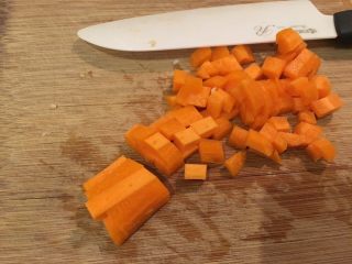 4、培根蔬菜汤,红萝卜切丁