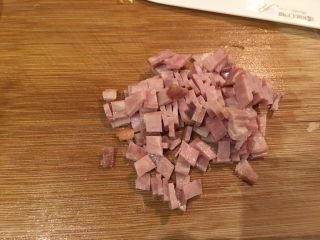 10、培根蔬菜汤,培根切丁