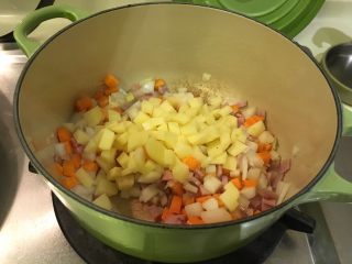 17、培根蔬菜汤,马铃薯丁（炒）