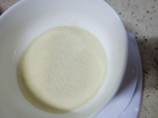 2、不用揉面懒人快手发糕 辅食10M+牛奶红枣发糕,准备10g温牛奶加入酵母,这个水不能太烫40度以内