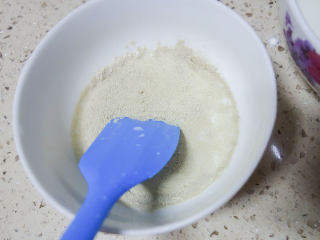 3、不用揉面懒人快手发糕 辅食10M+牛奶红枣发糕,用勺子混合均匀倒入面粉里