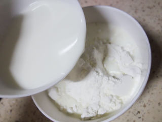 4、不用揉面懒人快手发糕 辅食10M+牛奶红枣发糕,将剩下的175f牛奶倒入面粉里,如果一岁以内的孩子请使用配方奶或者水