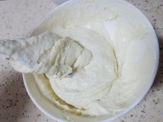 7、不用揉面懒人快手发糕 辅食10M+牛奶红枣发糕,看一下是这个状态,非常粘稠但是不会滴落那种很稀的状态,每种面粉吸水性略有区别,你可以根据面糊的状态适当增减奶量