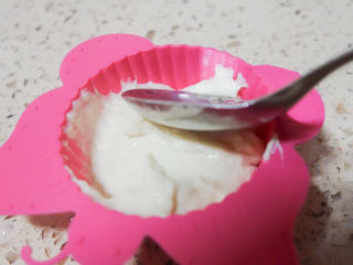 11、不用揉面懒人快手发糕 辅食10M+牛奶红枣发糕,用勺子粘一点水,然后用勺背轻轻将发糕弄平整,这样做好之后会比较漂亮