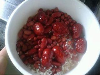 1、补血五谷粥,把材料提前泡发