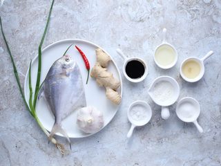 1、蒜香鲳鱼,准备好所需食材和调味。
