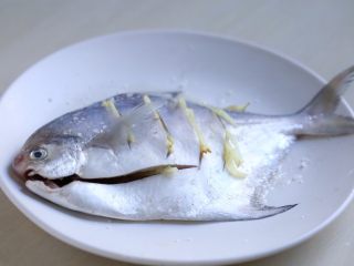 4、蒜香鲳鱼,鲳鱼用盐、黄酒一汤匙、姜丝腌制一会儿。