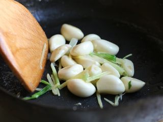 7、蒜香鲳鱼,锅中留底油，放入姜丝、葱白段、蒜瓣煸香。