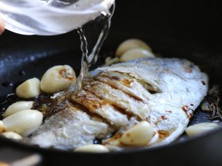 9、蒜香鲳鱼,倒入适量清水，与鱼身持平即可。