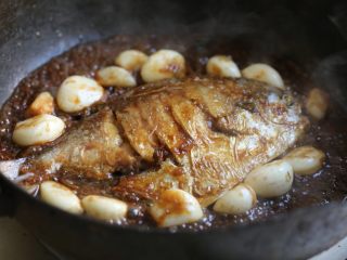 11、蒜香鲳鱼,转大火收到汤汁浓稠，此时根据口味可少量加些盐。