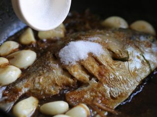 10、蒜香鲳鱼,调入白糖，加盖小火焖煮十分钟。