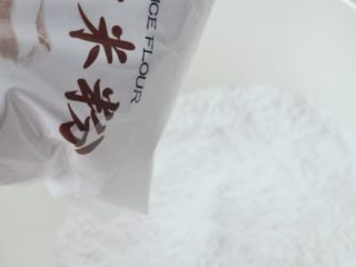 6、重阳糕,加入粘米粉。