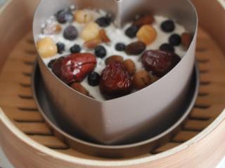 14、重阳糕,将红枣、桂圆、葡萄干铺在表面，放入蒸笼中。