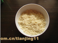 2、红枣派,筛入低粉和砂糖，用手搓成粗玉米粉状