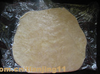 4、红枣派,将面团隔着保鲜膜擀成薄片