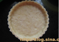 5、红枣派,将面片盖在派盘上，轻轻地压一压，使之贴合，用擀面杖将多余的面片切断