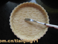 6、红枣派,用叉子在底部叉些孔，防止烘烤的时候拱起