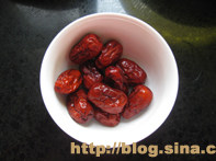 7、红枣派,红枣用温水泡发后洗净，入微波炉4分钟中火至熟