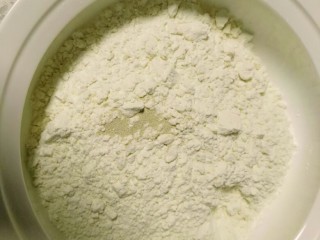 1、紫薯红枣花朵馒头。,反正我是很懒，直接叫安琪酵母放入面粉上。(要不的话我还得多洗一个碗呢????)。