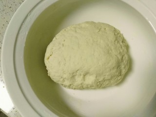 3、紫薯红枣花朵馒头。,揉成面团，不光滑、不要紧，经过醒发二次揉面，就会变得很光滑了！