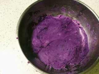 6、紫薯红枣花朵馒头。,然后用剩余的紫薯和红枣拌在一起，香甜美味的红枣，紫薯馅儿做好啦！